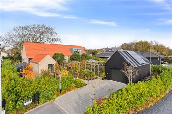 Indkørsel til klassisk villa i Hjørring — Yderskov Arkitekter
