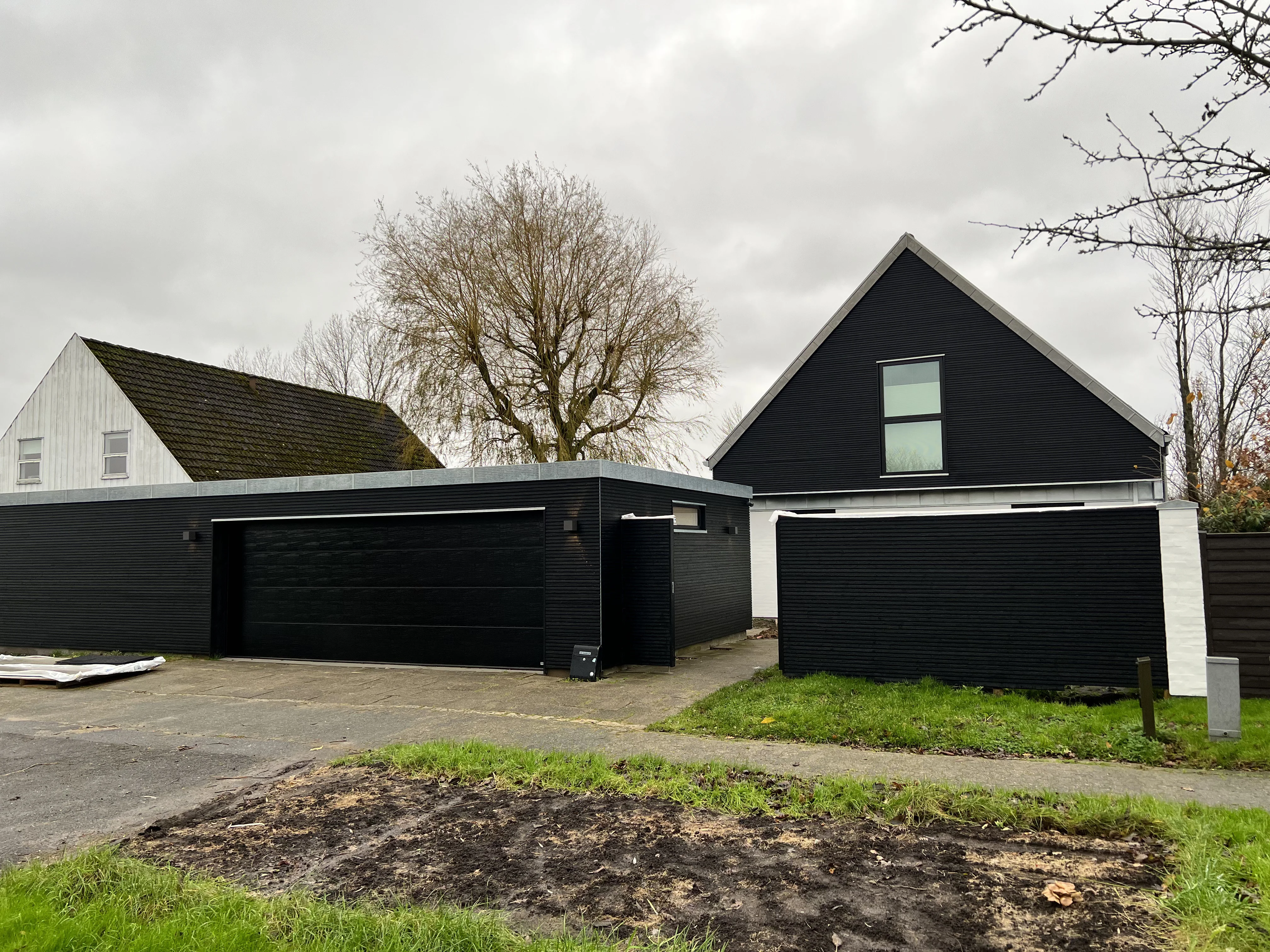 Ombygning af 70er-villa, vejside, Hasseris — Yderskov Arkitekter