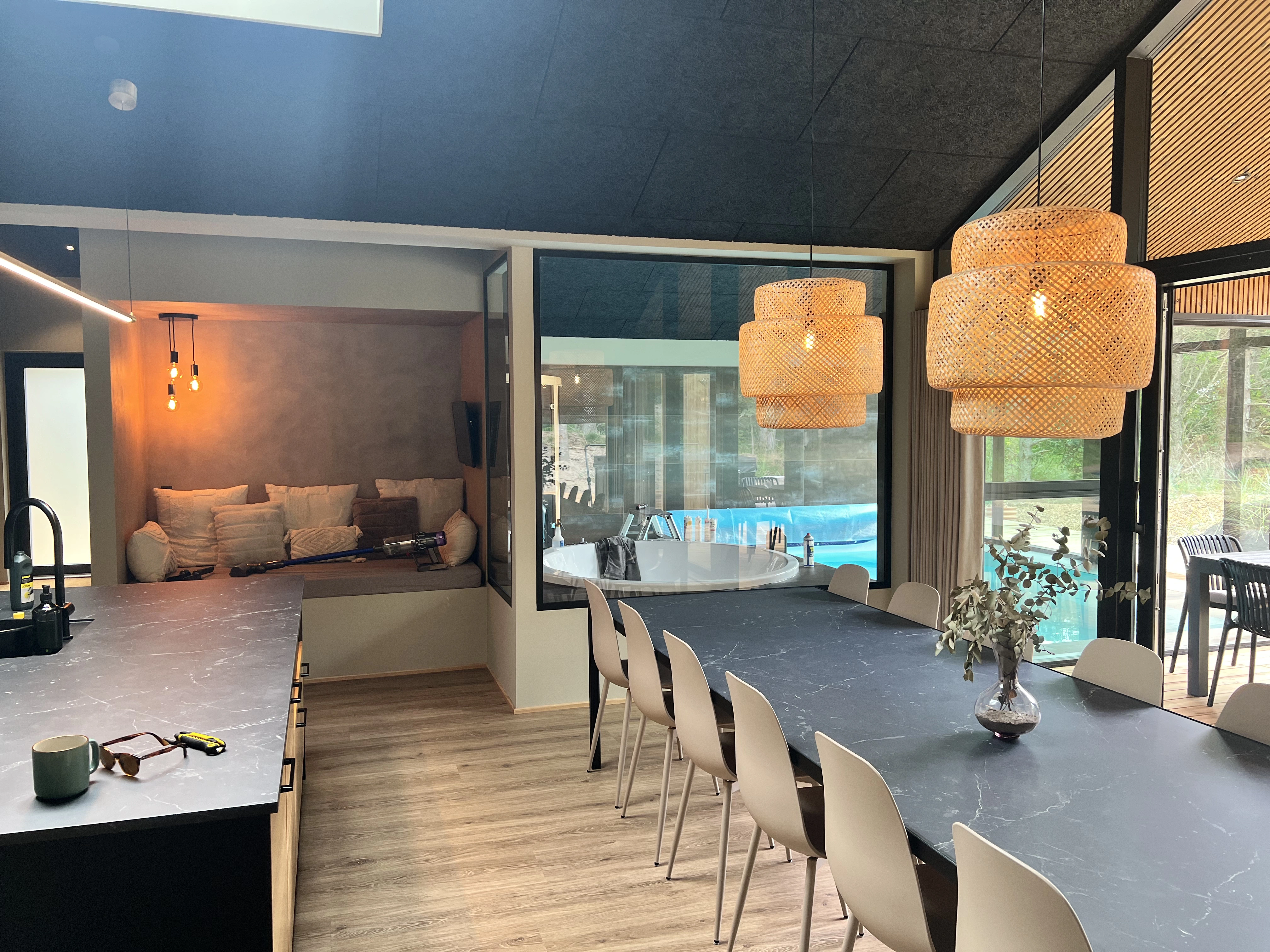 Køkken, spiseplads og alkove i poolhus, Ålbæk — Yderskov Arkitekter