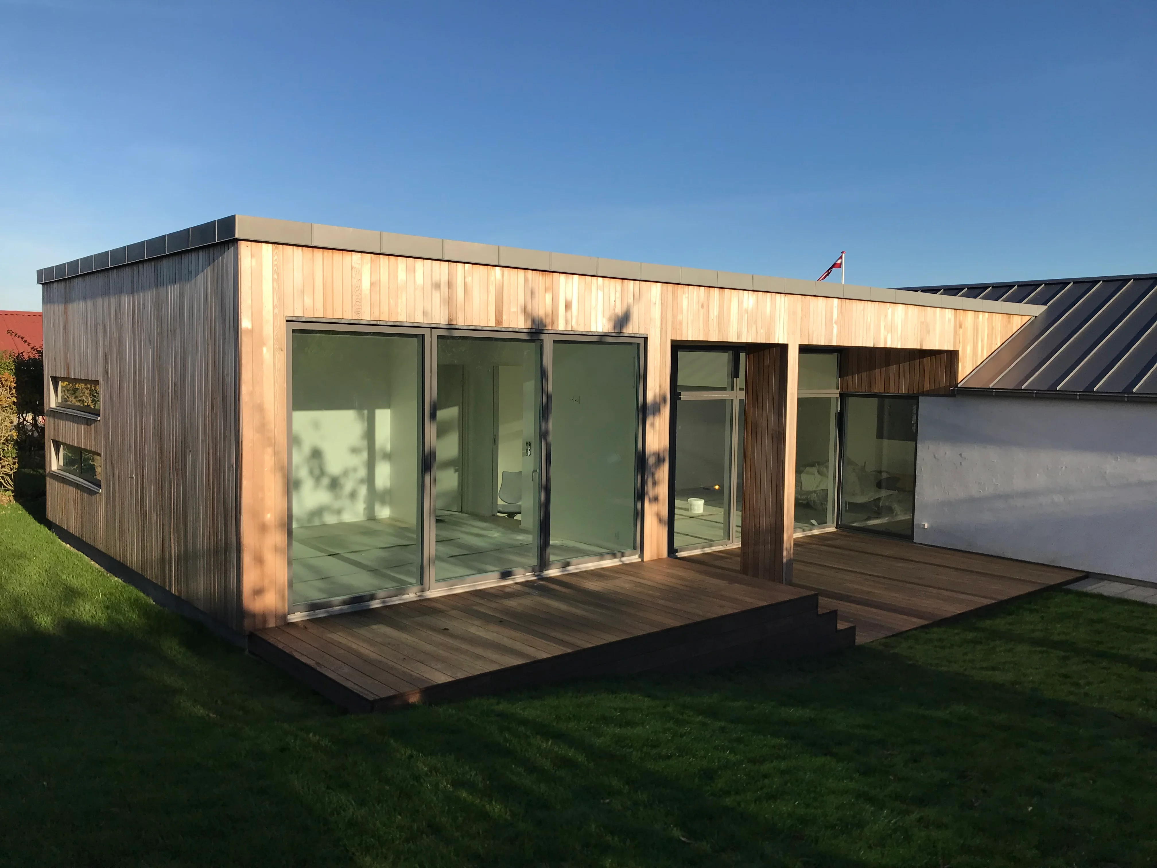 Terrasse og plæne ved tilbygning i Aalborg — Yderskov Arkitekter